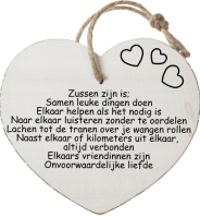 Zussen zijn is;
Samen leuke dingen doen
Elkaar helpen als het nodig is
Naar elkaar luisteren zonder te oordelen
Lachen tot de tranen over je wangen rollen
Naast elkaar of kilometers uit elkaar, 
altijd verbonden
Elkaars vriendinnen zijn
Onvoorwaardelijke liefde